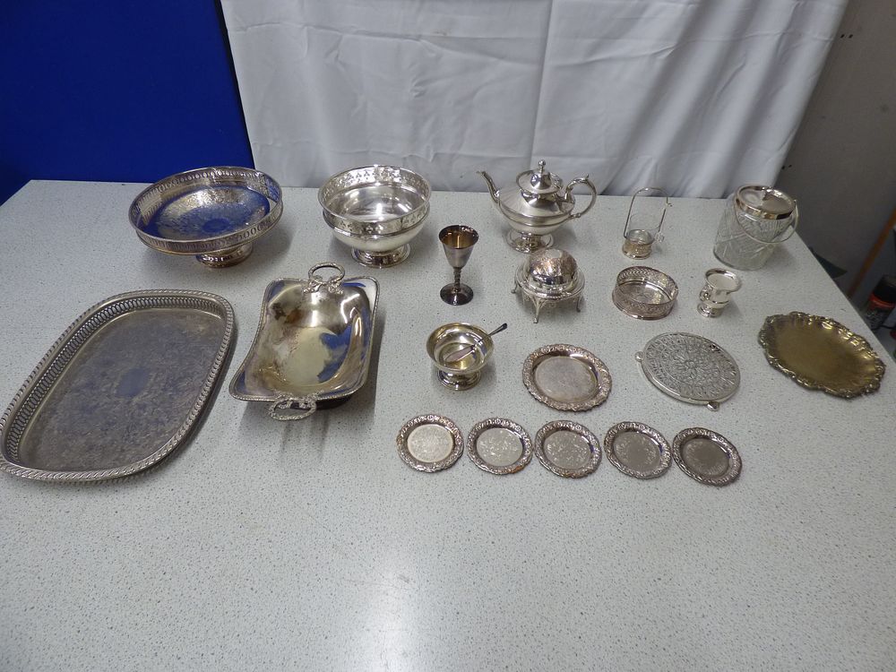 Lot 194: A Collection of Metal Serving Wares