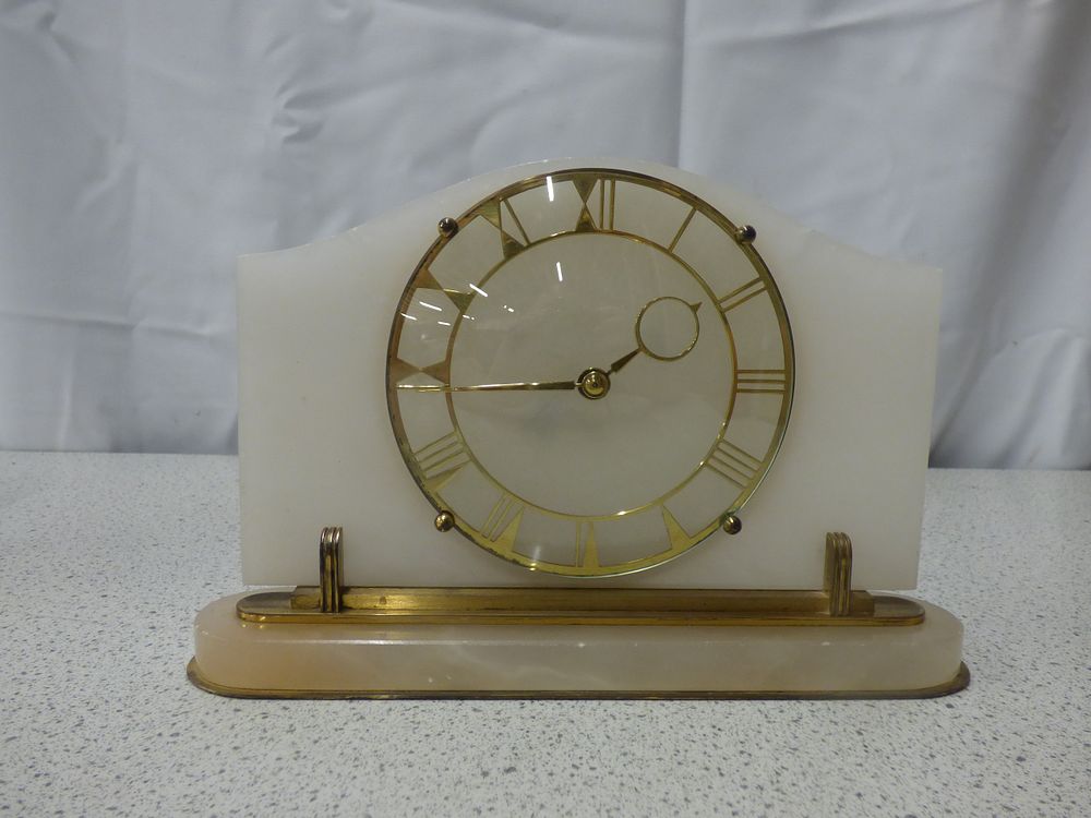 Lot 199: Onyx Art Deco Mantle Clock