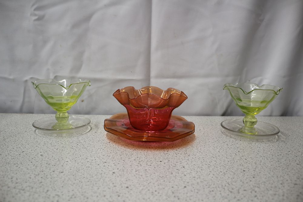 Lot 251: A Reddish-Pink Thread Glass Bowl with Matching Underplate plus Dessert Bowls
