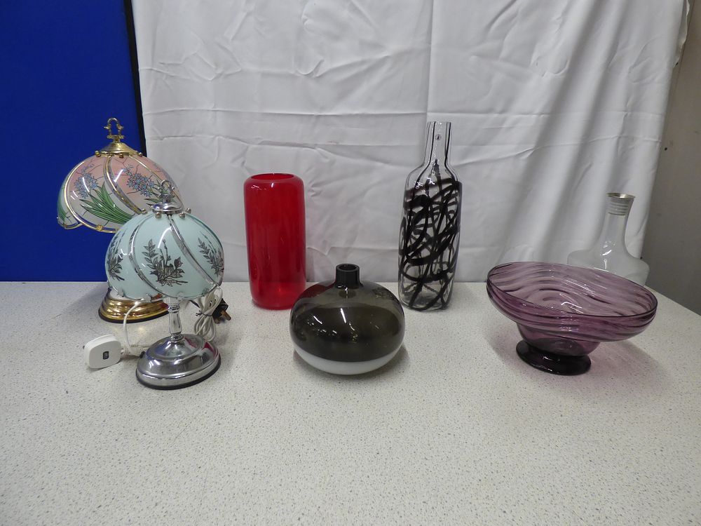 Lot 174: A Collection of Glassware and Lamps