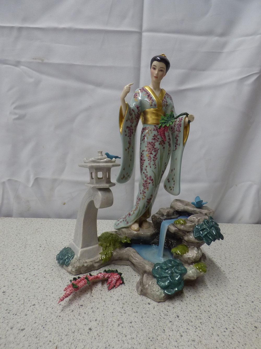 Lot 194: Manabu Saito Franklin Mint Mariko Princess Figurine