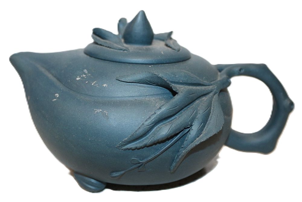 Lot 291: A Chinese Yixing Zisha Teapot with Naturalistic Design