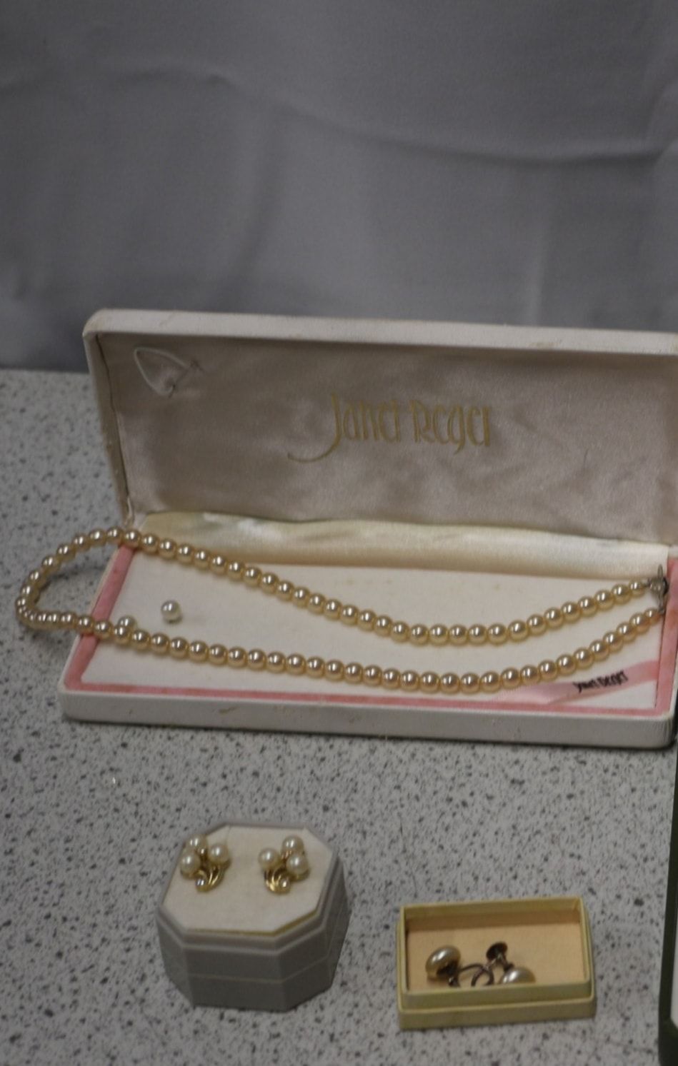 Lot 197: A Collection of Vintage Pearl Costume Jewellery