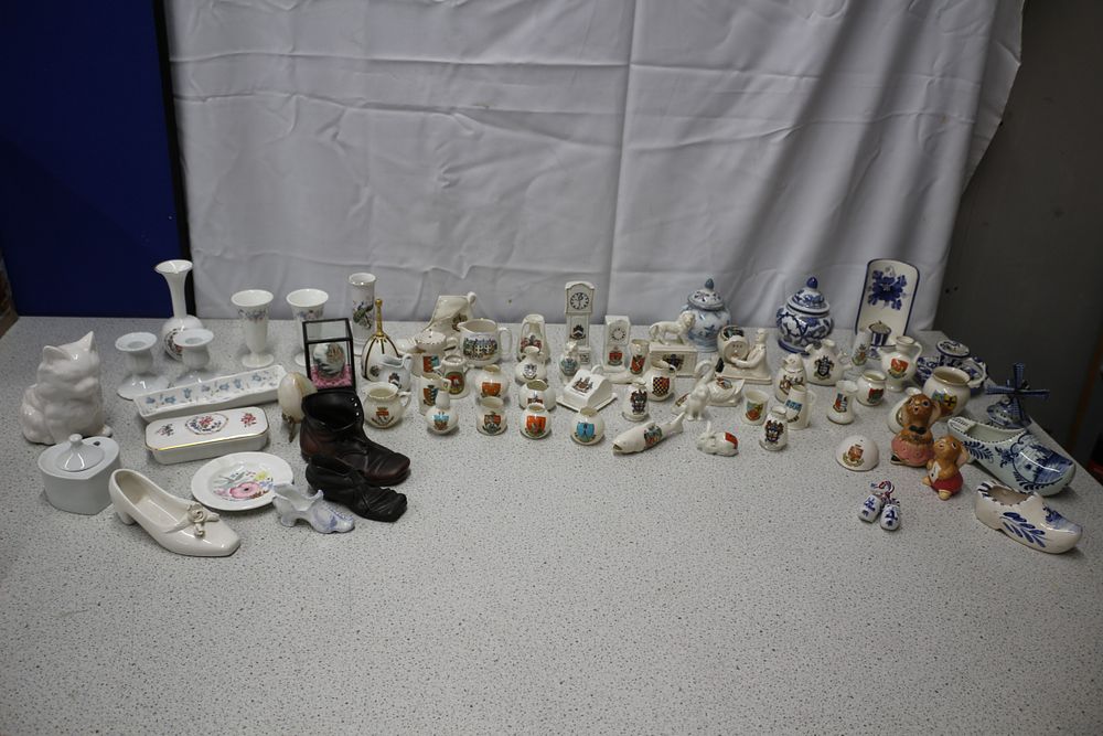 Lot 211: A Collection of Goss and Crested China with Decorative Items