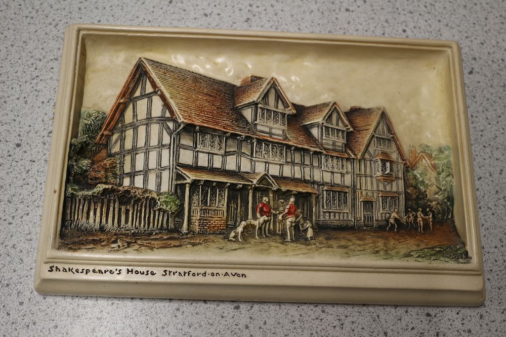 Lot 422: Osborne Ivorex 'Shakespeare's House Stratford-on-Avon' Wall Plaque