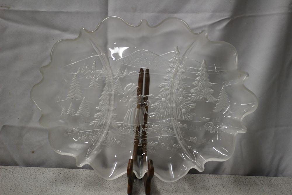 Lot 167: A Large Mikasa Crystal Glass Winter Scene Serving Plate