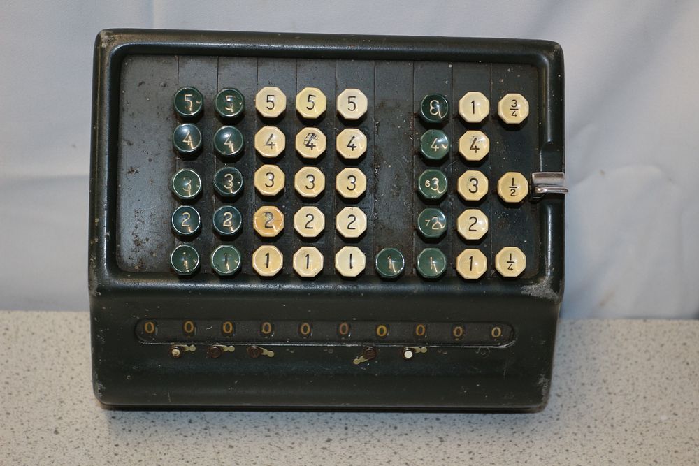 Lot 203: A PLUS Model 503/F/SL489 Mechanical Calculator