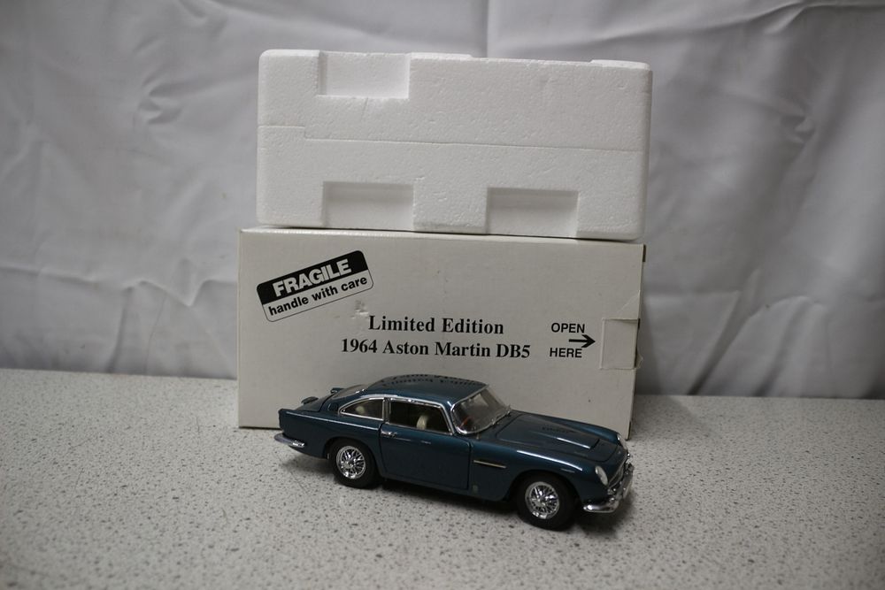 Lot 218: Danbury Mint Limited Edition 1964 Aston Martin DB5 Model Car