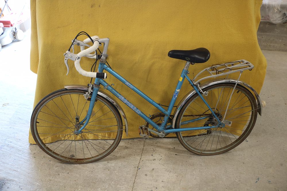 Lot 299: A Vintage Ladies SUNSOLO Light Blue Bicycle