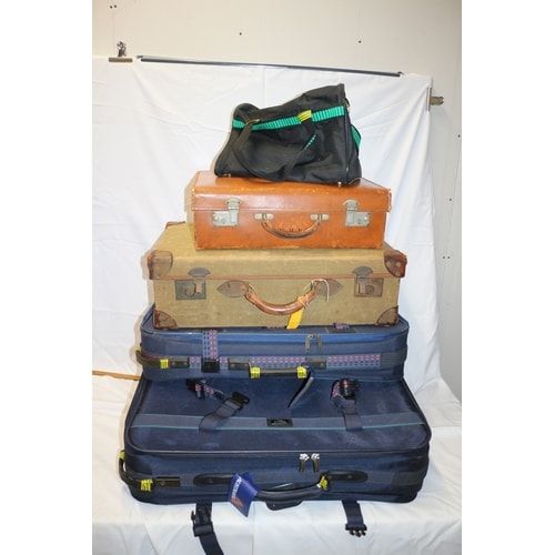 Lot 322: A Collection of Five Vintage Pieces of Luggage