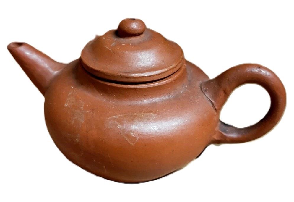 Lot 472: A Chinese Yixing Zisha Teapot with Impressed 'Hui Mengchen' Mark
