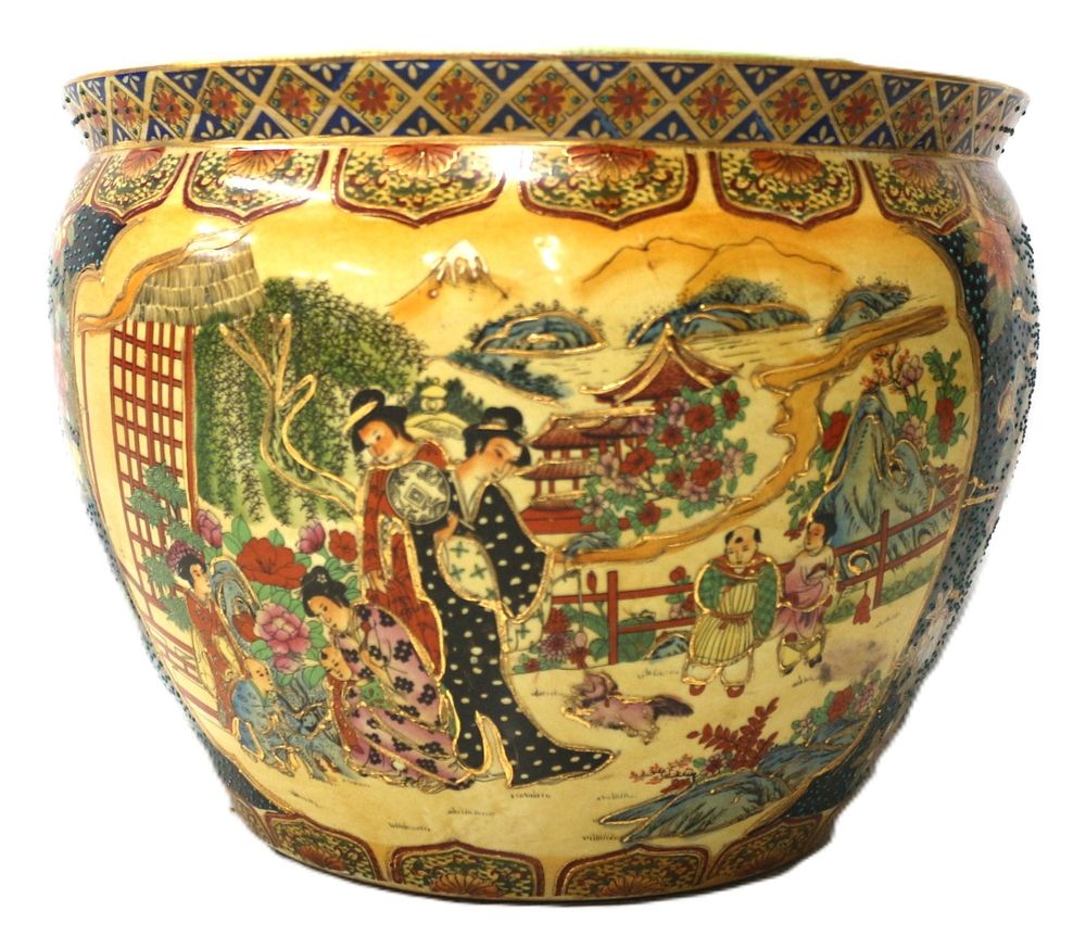 Lot 502: A Chinese Porcelain Fish Bowl or Planter with Oriental Decorations, China, 1960s