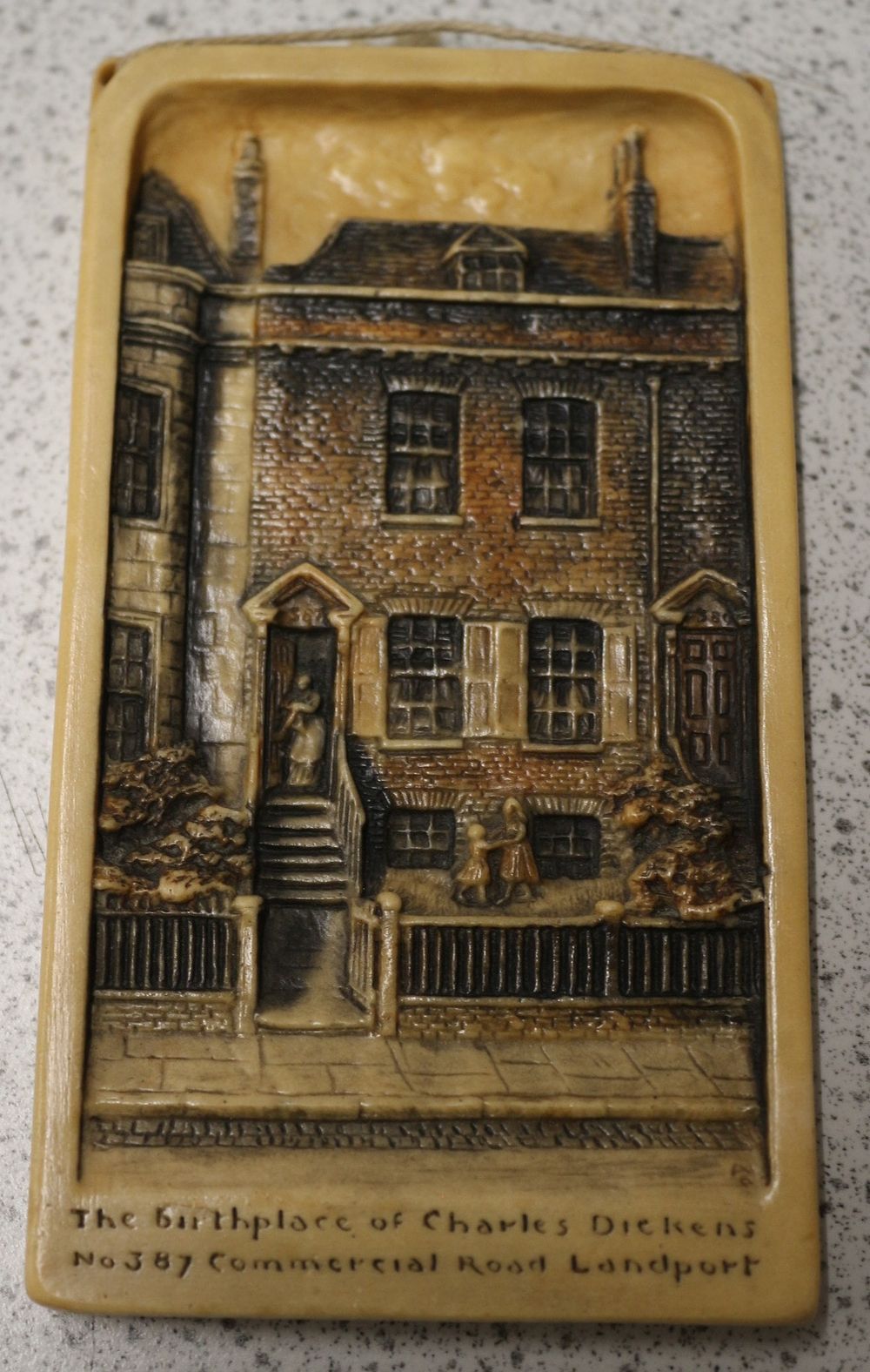 Lot 552: A Commemorative Resin Wall Plaque, 'The Birthplace of Charles Dickens', dated 1990