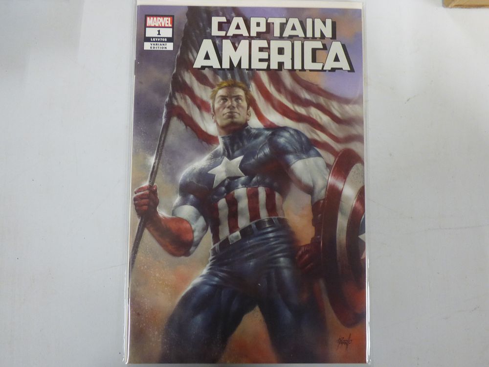Lot 363: Marvel Captain America #1 LGV#708 Variant Edition Comic Book
