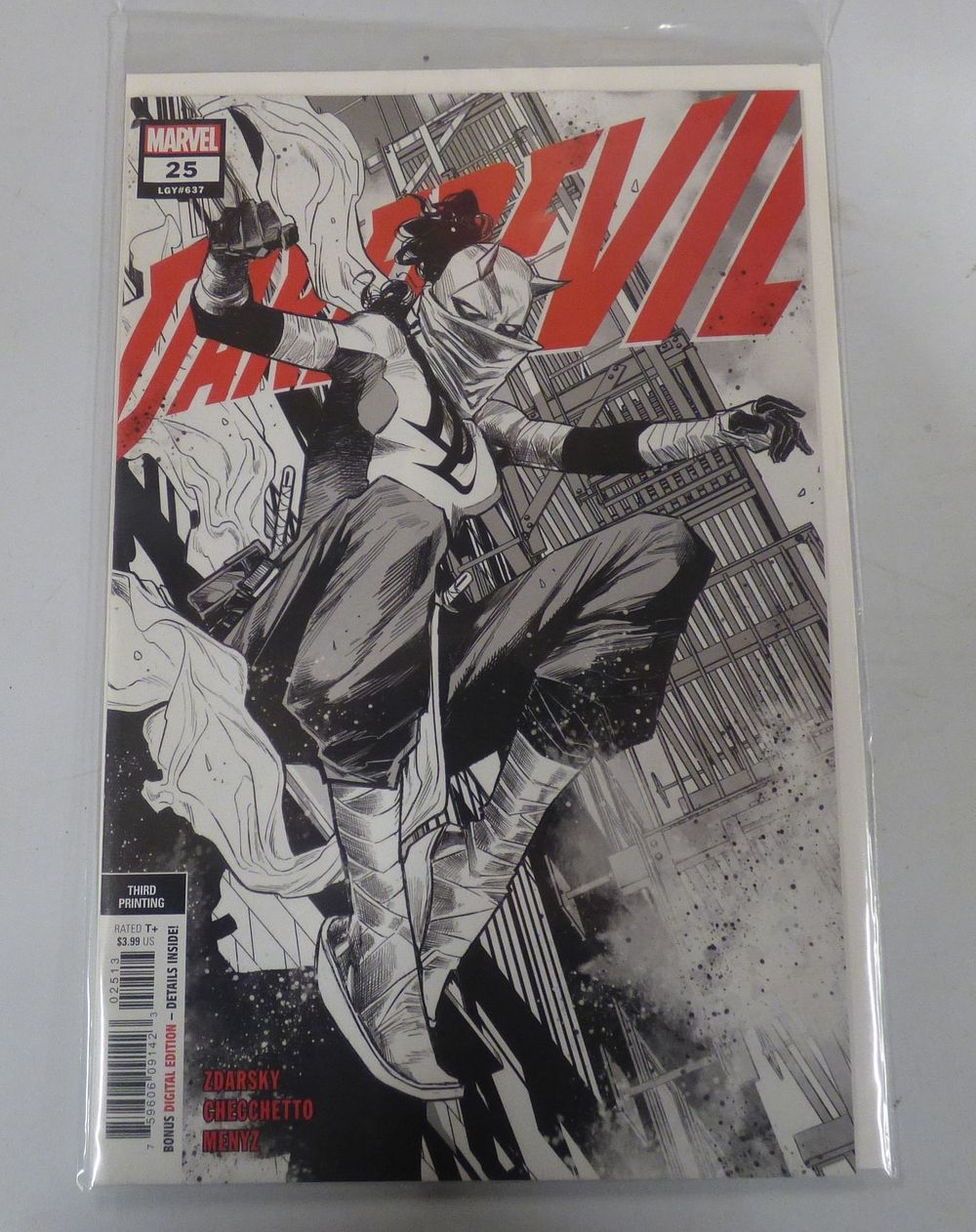 Lot 442: Marvel Daredevil #25 (LGY#637) Third Printing Comic Book