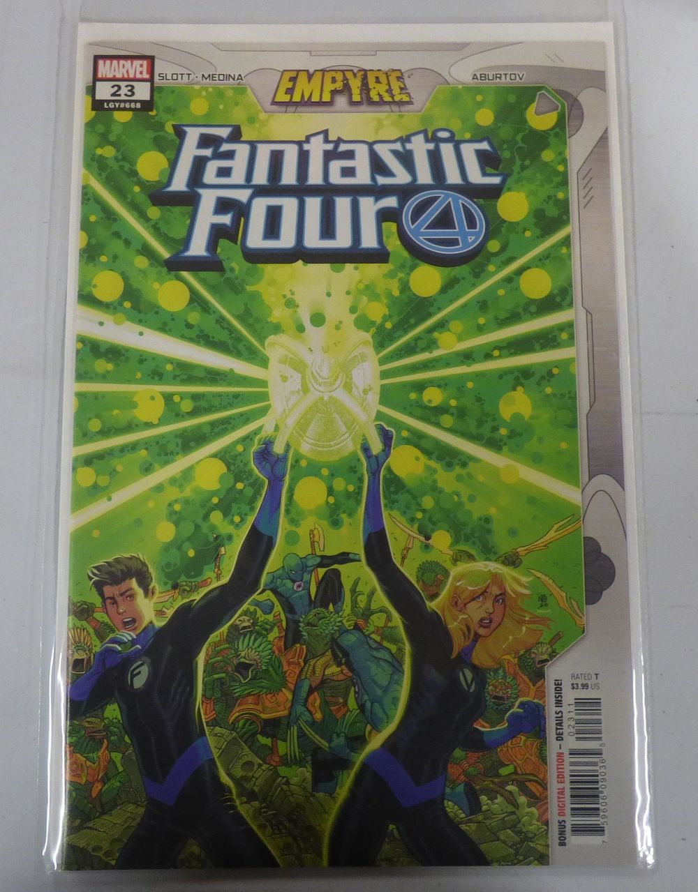 Lot 454: Marvel Fantastic Four #23 EMPYRE Comic Book