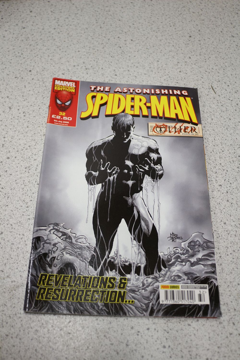 Lot 524: The Astonishing Spider-Man Marvel Collectors Edition Comic Book