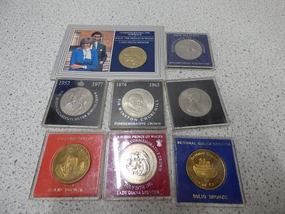 A Collection of Commemorative Royal and Historical Coins. A collection of eight commemorative 