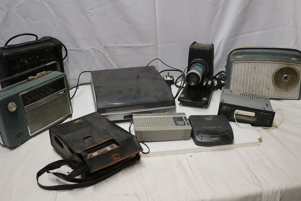 Lot 257: A Collection of Vintage Electronic and Audio-Visual Equipment