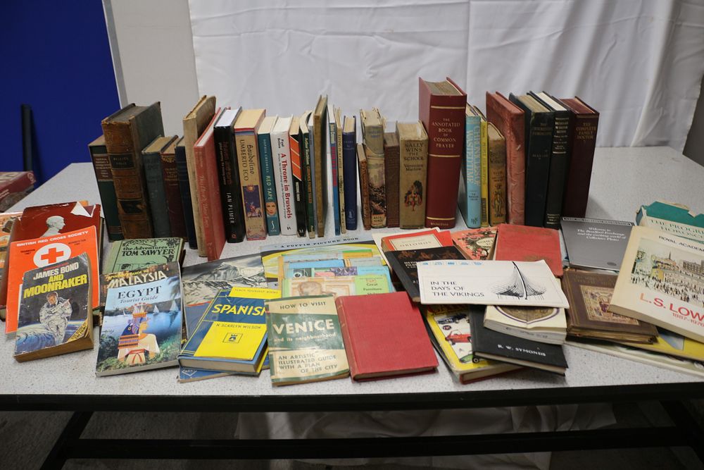 Lot 551: A Collection of Various Hardback and Paperback Books