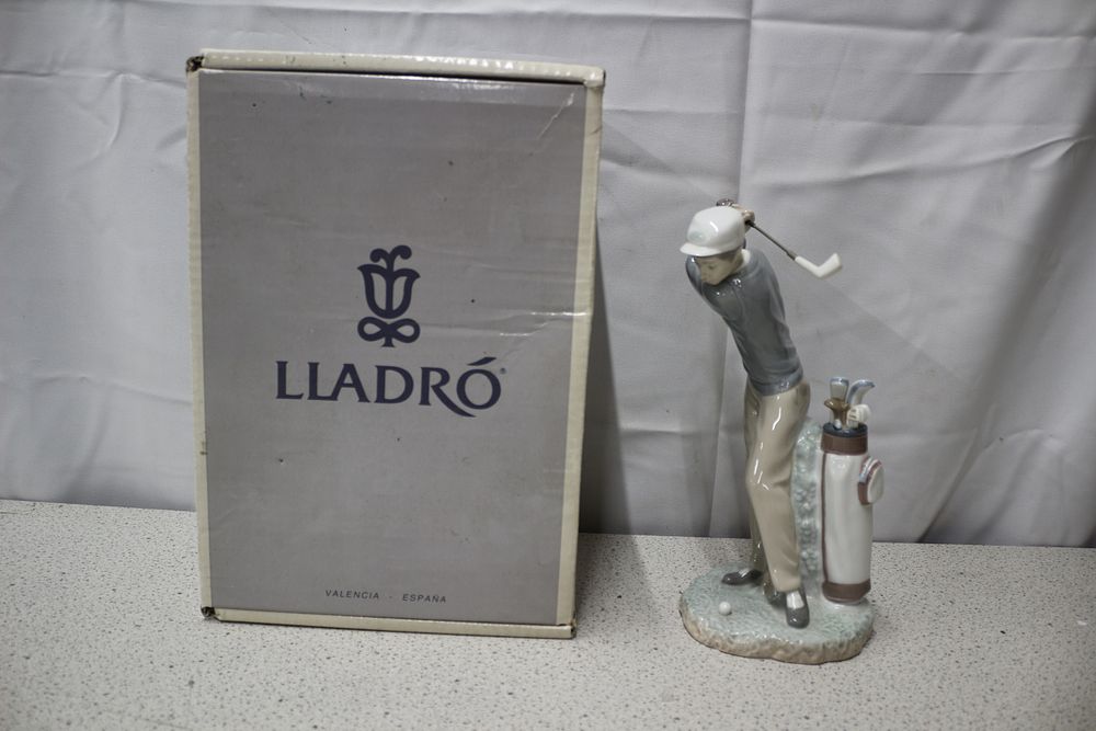 Lot 597: Lladro Porcelain Golfer Figurine with Box