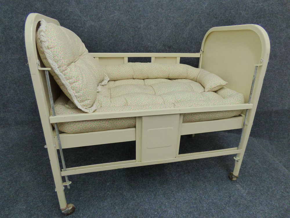 Lot 189: Vintage 1950s Amsco Metal Baby Doll Cot with Floral Bedding