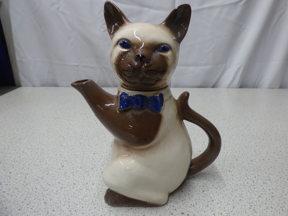 Lot 292: Tony Wood Studio Ceramic Siamese Cat Teapot