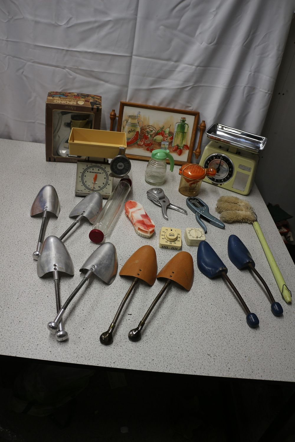 Lot 385: A Collection of Vintage Kitchenware and Shoe Stretchers