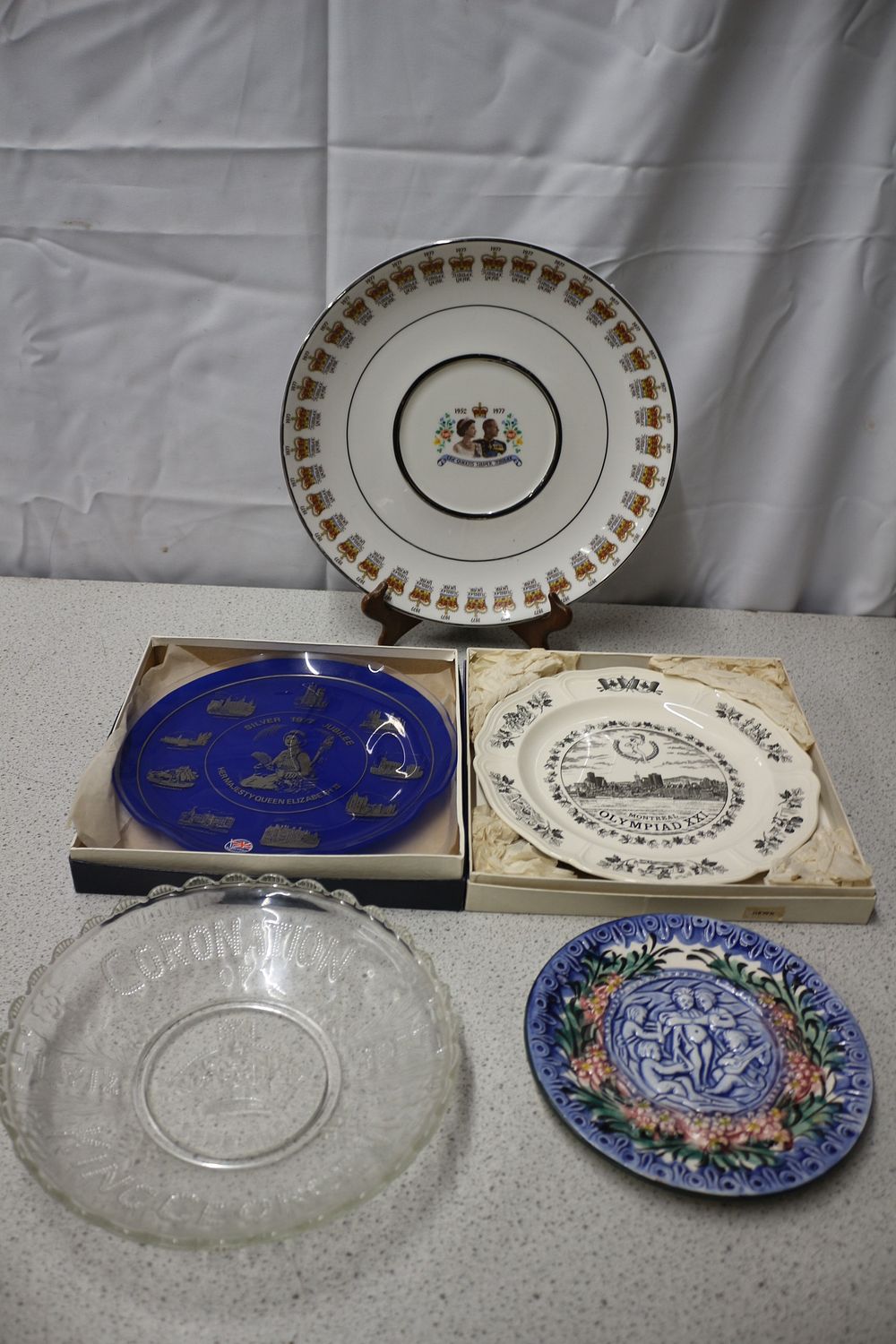Lot 370: A Collection of Commemorative Plates and Glass Bowl