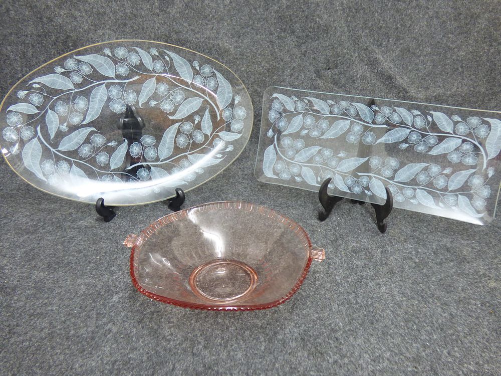 Lot 161: A Trio of Glass Serving Pieces Including Chance Glass Calypto