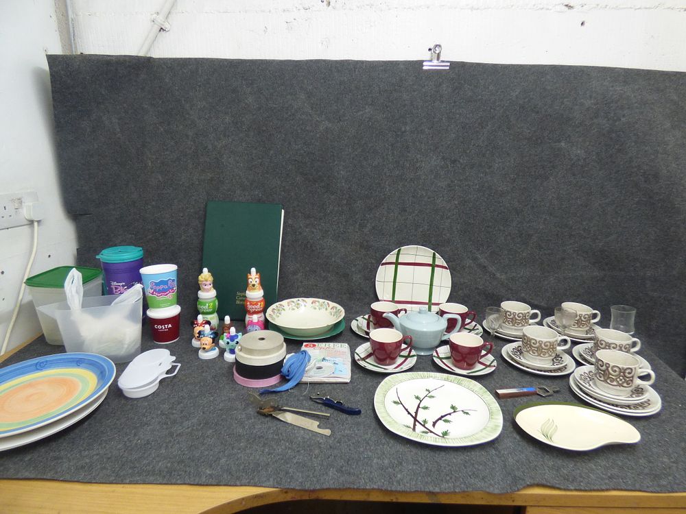 Lot 195: A Mixed Lot inc Carlton Ware, Biltons and Midwinter