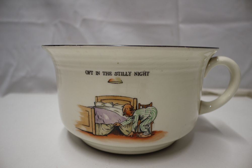 Lot 316: Crown Devon Fieldings Musical Thunder Bowl Chamber Pot