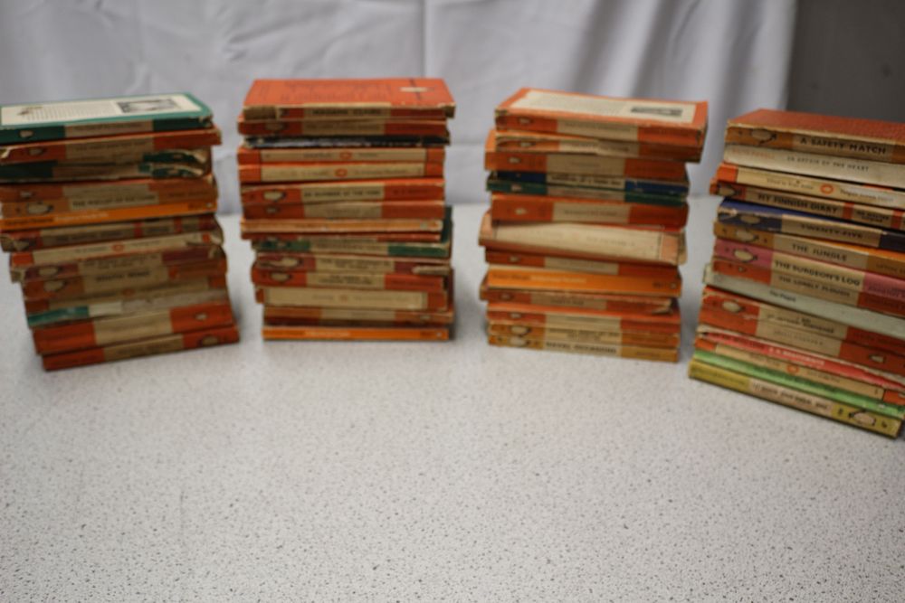Lot 361: Large Collection of Vintage Penguin Books