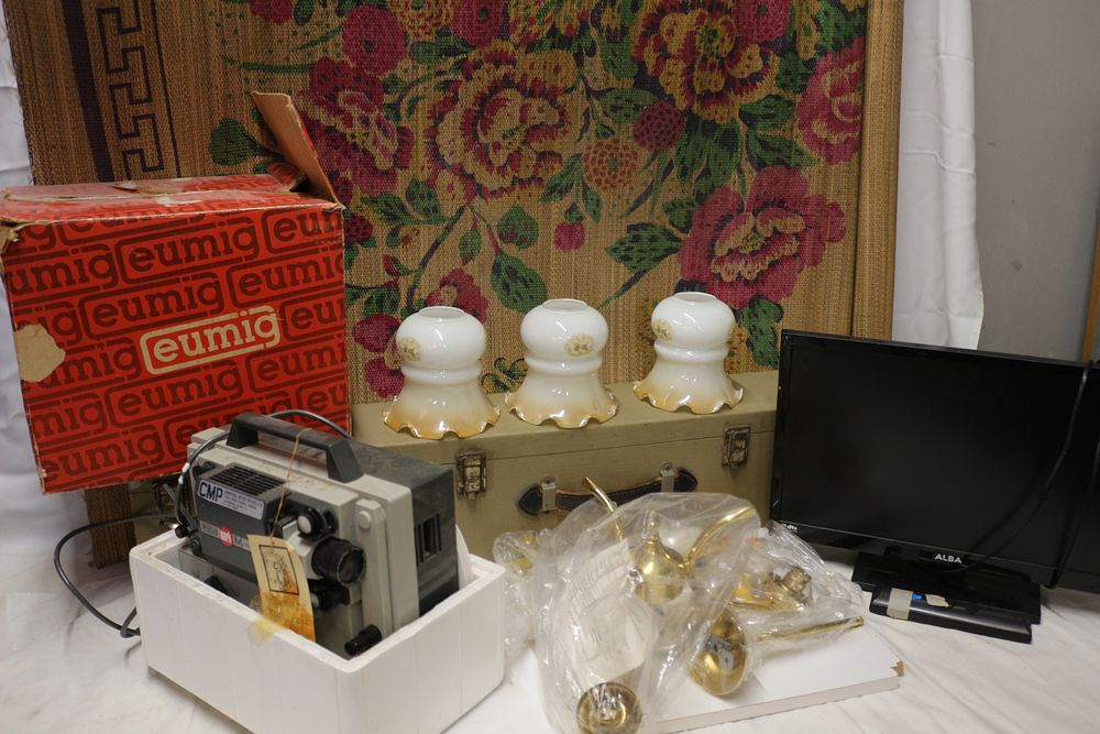 Lot 318: Mixed Lot inc 19" Alba TV, Light, Woven Mat and more