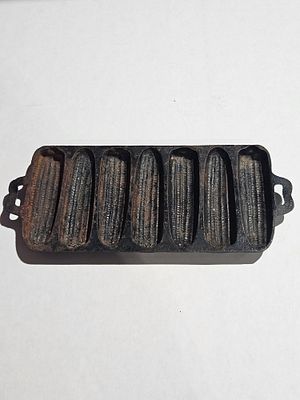 Vintage Unmarked Seven Well Cast Iron Cornstick Baking Pan. This heavy-duty cast iron pan 