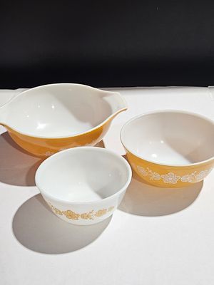 A Trio of Vintage Pyrex Butterfly Gold Nesting Mixing Bowls. This trio of vintage Pyrex opal 