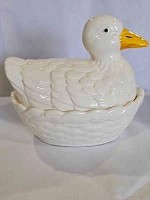 Chinese Hand-Painted Figural White Ceramic Duck on Nest Dish. This molded two-piece glazed 