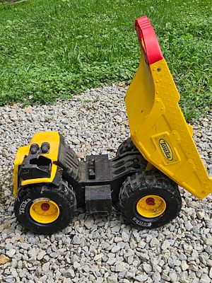 Hasbro Tonka Mighty Big Yellow Dump Truck with Handle. This large-scale Tonka Mighty dump truck 