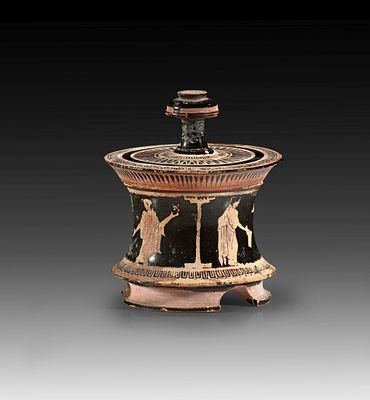Attic red-figure pyxis with lid of the Painter of Bologna 417. 460 - 450 BC. Height with lid 13 