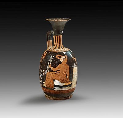Large Campanian red-figure squat lekythos from a workshop in Cumae. 350 - 340 BC. Height 24,1cm 