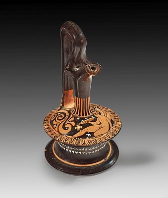 Apulian red-figure epichysis of the Menzies Group. 330 - 320 BC. Height 15,7cm, &oslash; 9,2cm. 