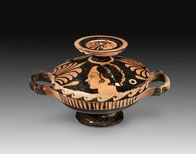 Campanian red-figure lekanis from the Workshop of the Cassandra Painter. Capua I, about 350 