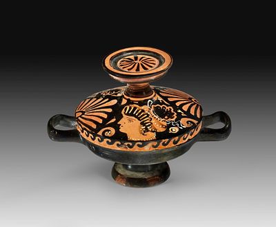 Apulian red-figure lekanis of the Darius-Underworld Workshop. 340 - 330 BC. Height with lid 9 
