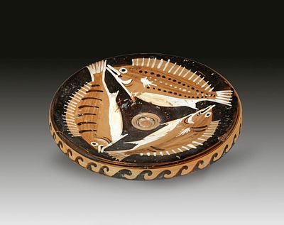 Small Apulian red-figure fish-plate, close to the Group of Karlsruhe 66/140. Taranto, 340 - 320 
