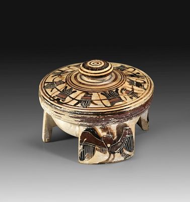 Corinthian black-figure tripod pyxis with lid of the Painter of Athens 270. Late Corinthian II 