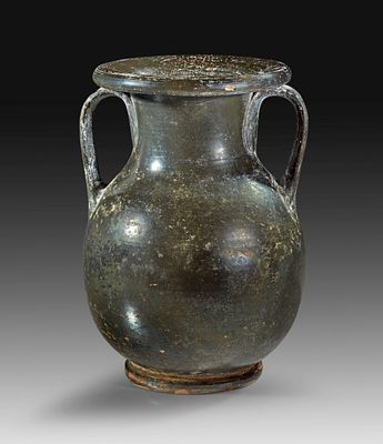 Apulian black glazed pelike. About 400 BC. Height 21,7cm, &oslash; corpus 15,2cm. With copy of 