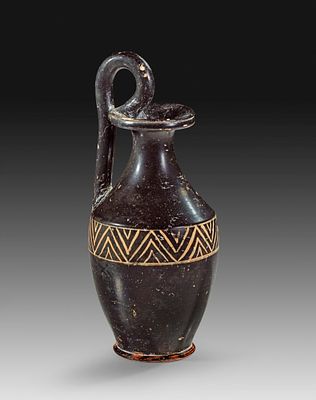 Apulian oinochoe type 5b of the Xenon Ware. 1st half 4th century BC. Height 19,6cm, &oslash; corpus 8 