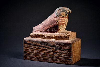 Horus falcon. New Kingdom, 20th Dynasty, 1185 - 1070 BC. H 7.8cm, L 10.8cm. Stucco-covered wood 