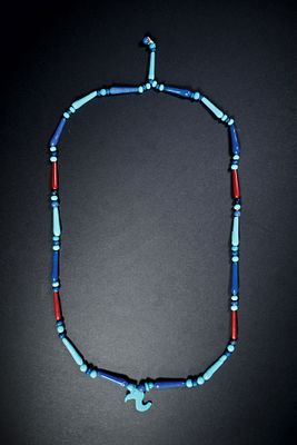Pearl necklace with vulture-head amulet. Splendid glass necklace with vulture head amulet. 18th 