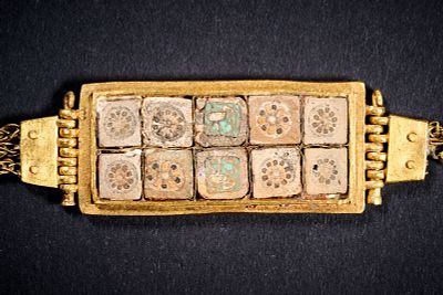 Gold bracelet with millefiori glass inlays. Splendid gold bracelet with millefiori glass 